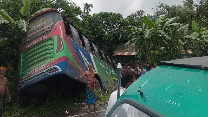 কিশোরগঞ্জে বাস-মাইক্রোবাস মুখোমুখি সংঘর্ষে চালক নিহত